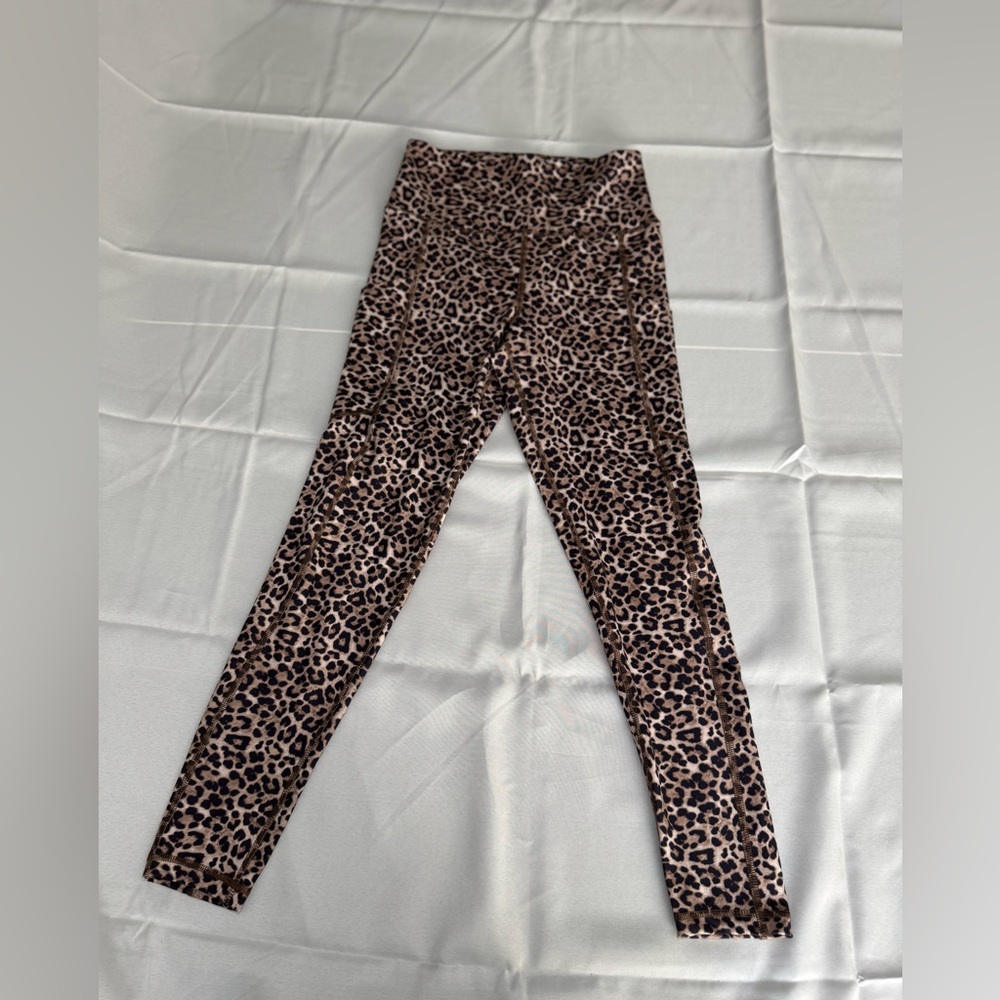 American Eagle medium the everything pocket leopard print  legging